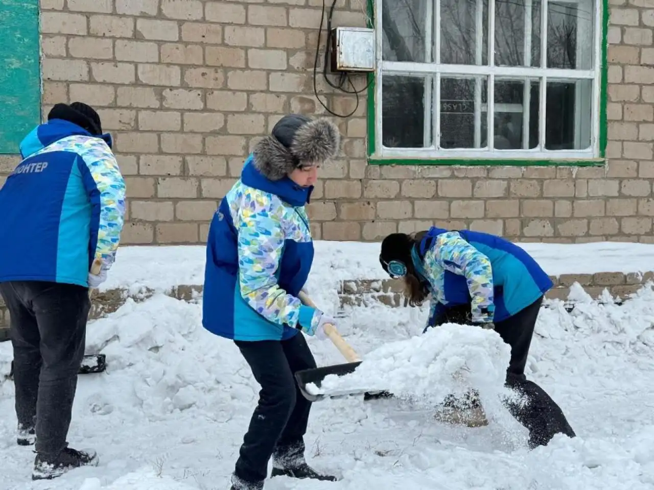 «Таза Қазақстан»: Еріктілер қарт кісілердің ауласын қардан тазартты