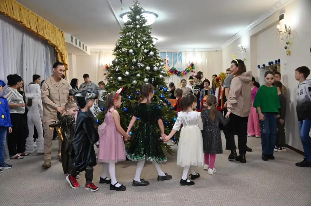 Әскери қызметшілер балалар үйінің тәрбиеленушілерін Жаңа жылдық ертегімен қуантты