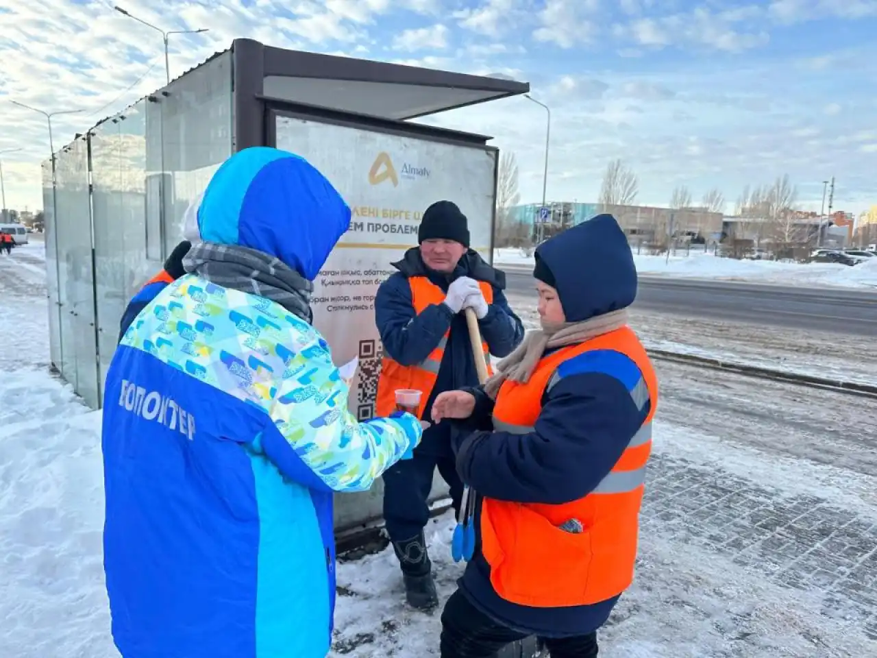 Елордалық еріктілер коммуналдық қызметкерлерге бауырсақ пен ыстық шай таратты