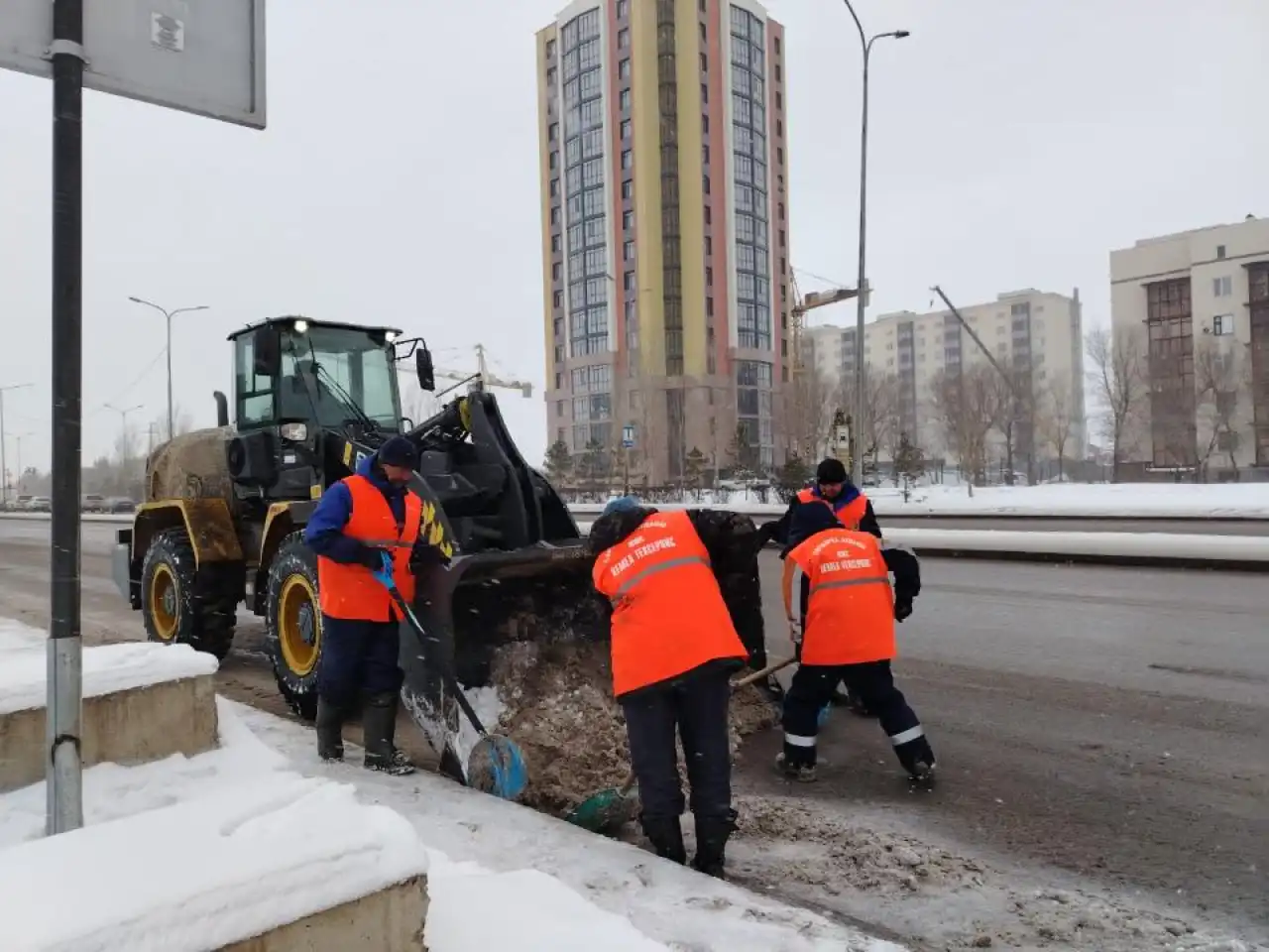 Елордада қар күреуге 2 700-ден астам жұмысшы жұмылдырылды