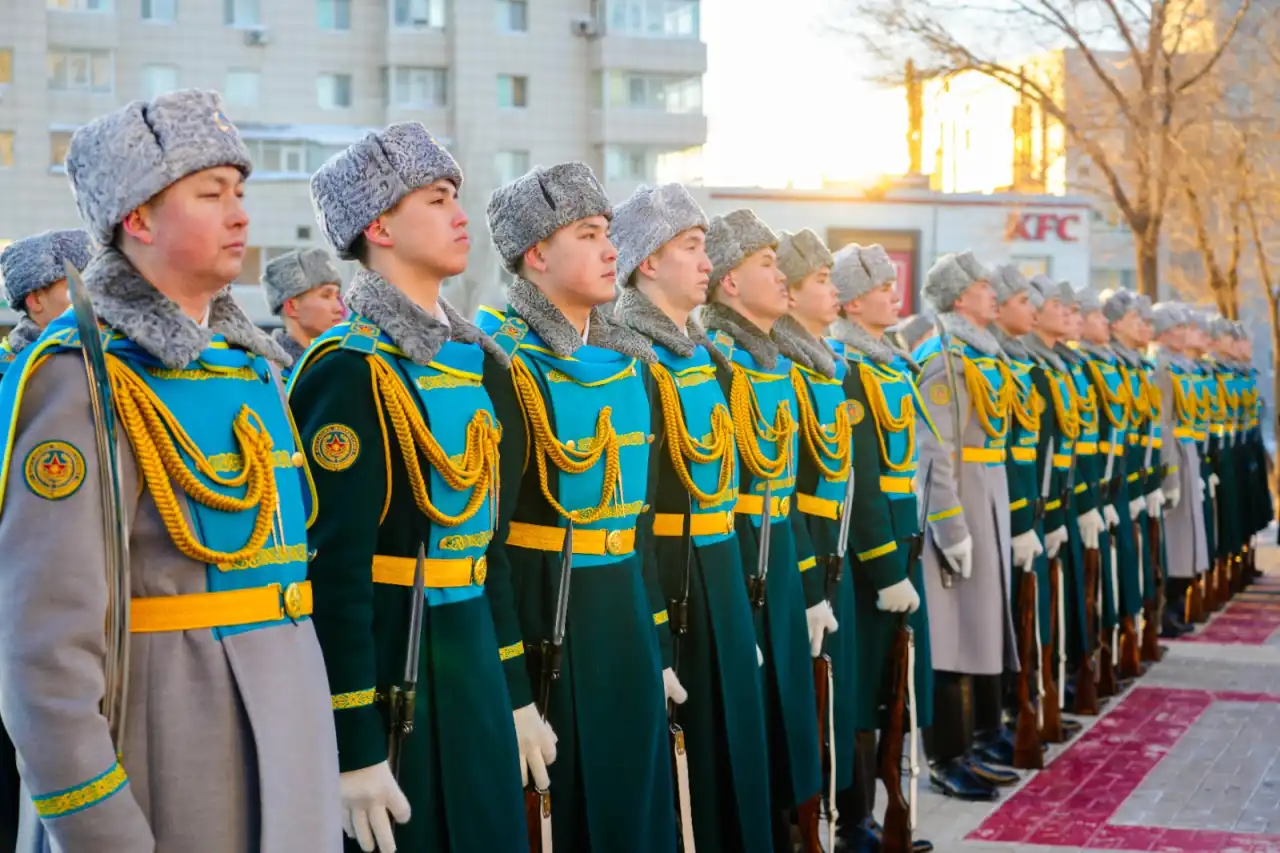 Елордада әскери қызметшілер Әлия Молдағұлованың ескерткішіне гүл шоқтарын қойды