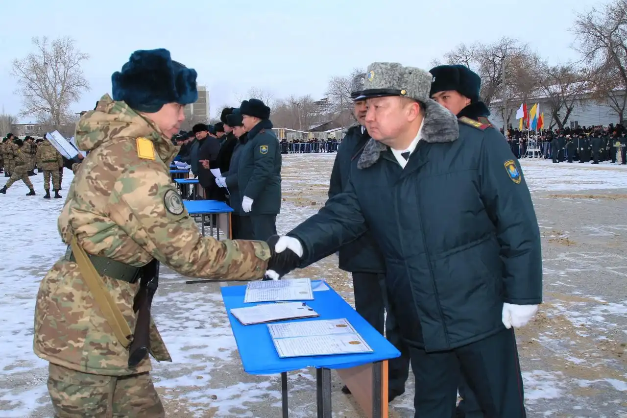 400-ге жуық жас сарбаз әскери ант қабылдады