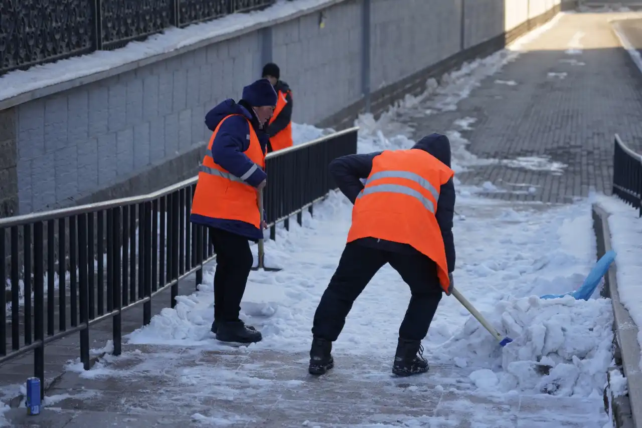 Елордада 2 600-ден астам жұмысшы қар күреуге жұмылдырылды