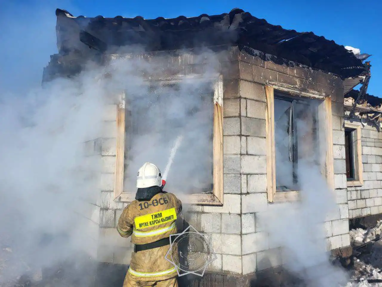 Елордалық өрт сөндірушілер өрттен  6 газ баллонын шығарды