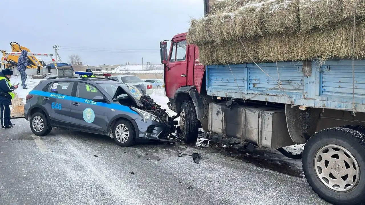 Семейде полицей автокөлігі КамАз-бен соқтығысты