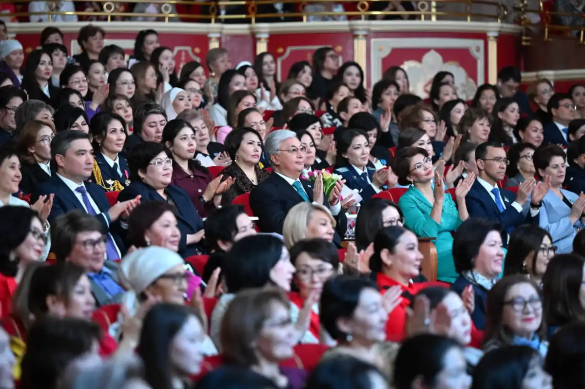 Президент «Әйел – сұлулықтың әуені» атты мерекелік концертті тамашалады