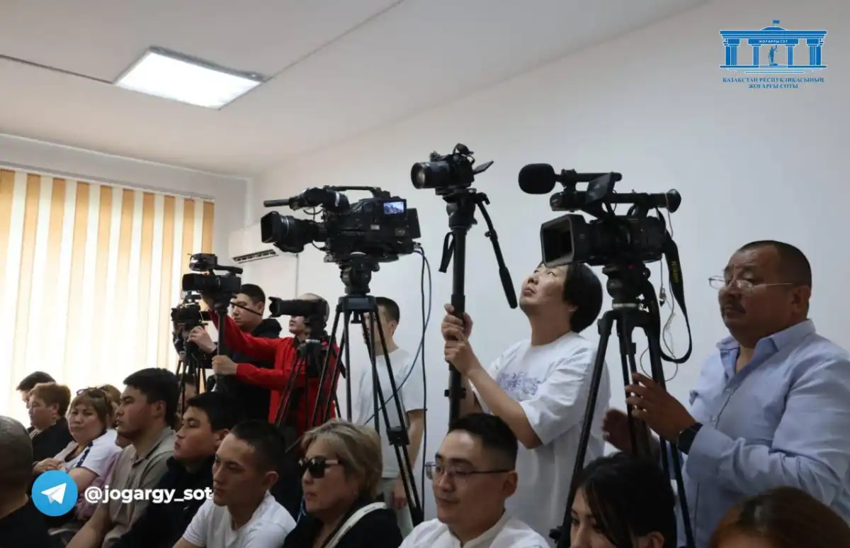 «Күліп бара жатыр»: айыпталушылардың туыстары желіде видео тарап, жұрт сынап жатқанын айтты