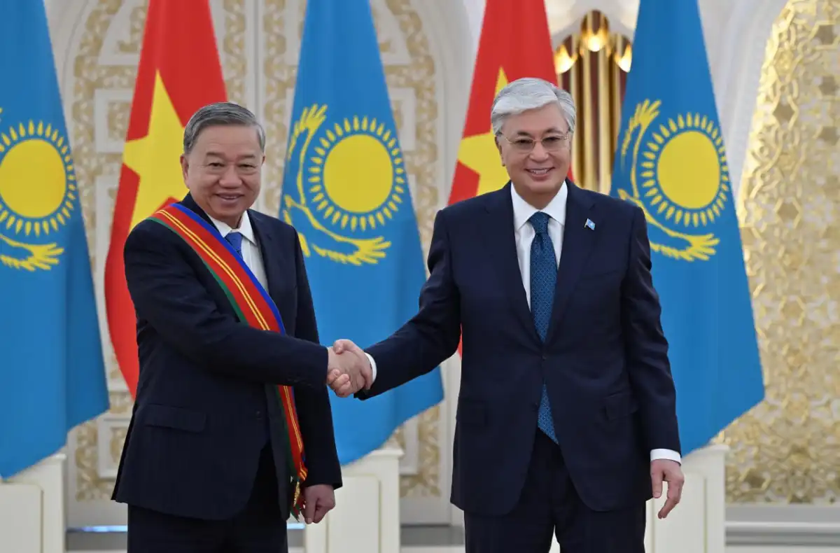 Президент То Ламды І дәрежелі «Достық» орденімен марапаттады