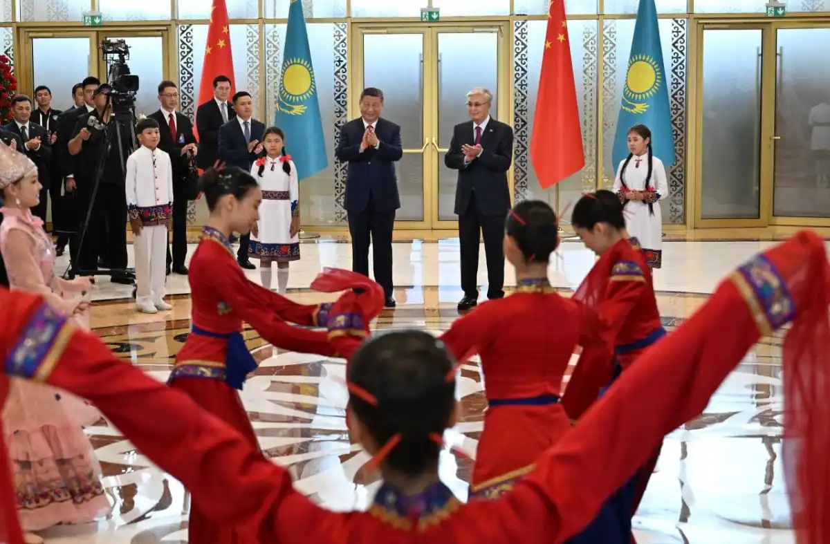 ҚХР Төрағасын балалар қазақ және қытай тілдерінде сәлемдесіп, күтіп алды