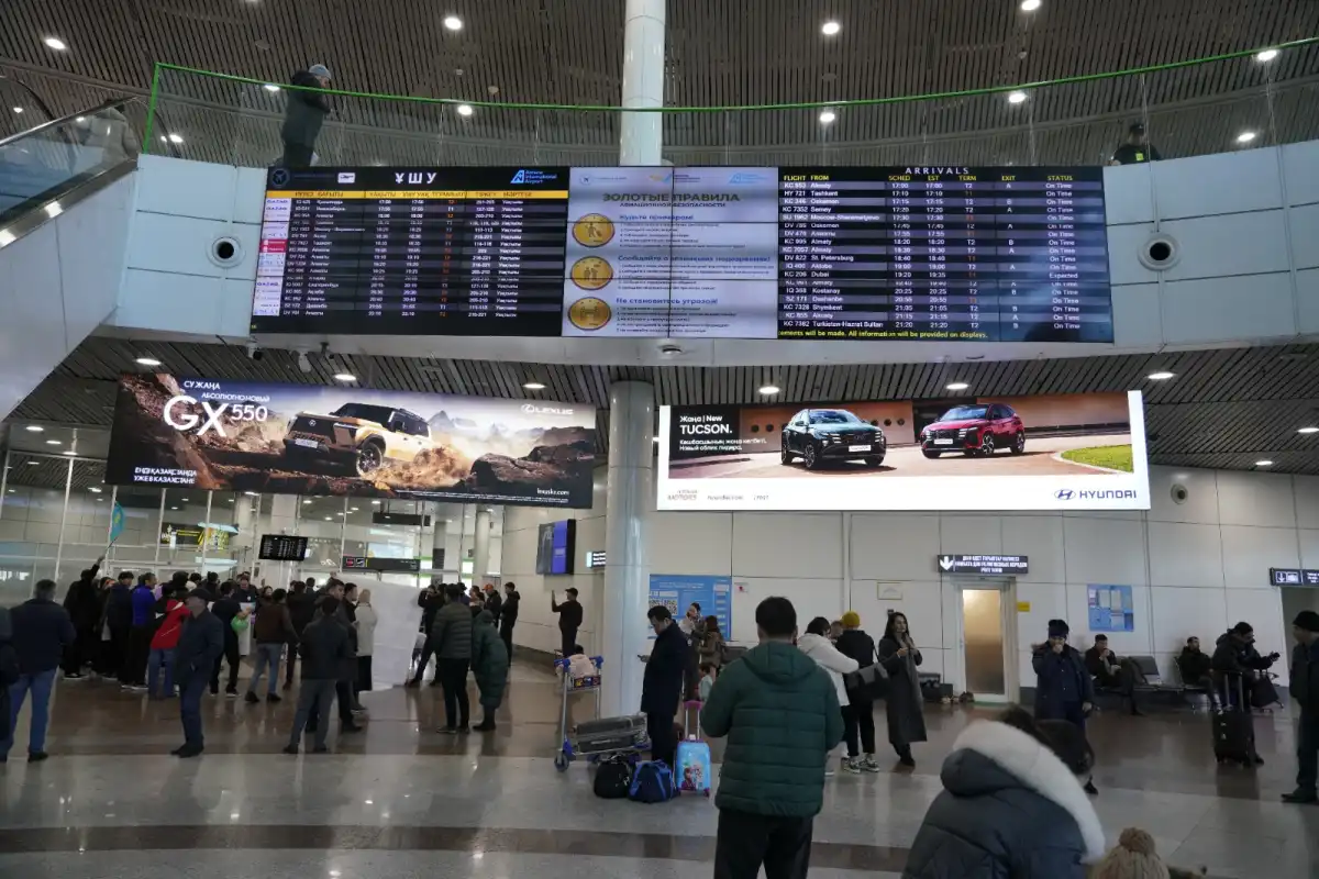Елордада ұшаққа кешігіп келіп, полицейге тіл тигізген жолаушы сотталды