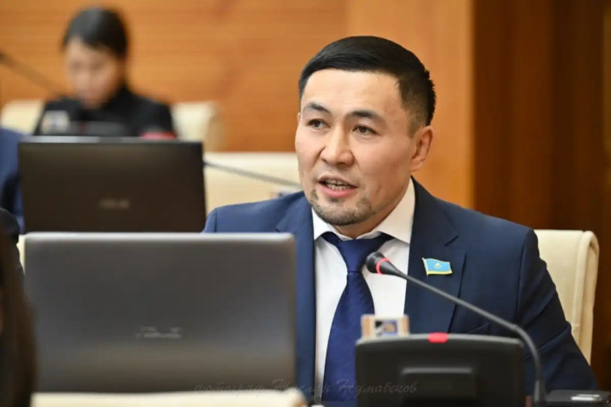 "Күтпеген депутаттық сауал": Ардақ Назаров Мәжіліс отырысында анасын туған күнімен құттықтады