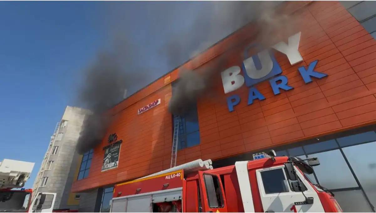 Шымкентте сауда ойын-сауық орталығы өртенді (ФОТО)