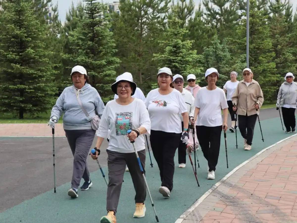Астанада зейнеткерлерге арналған скандинавиялық жүрістің күзгі маусымы басталды