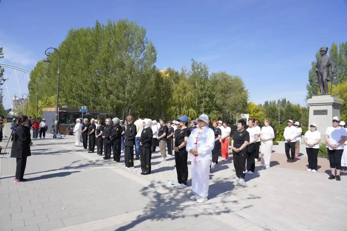 Астанадағы «Ататүрік» саябағында зейнеткерлер цигун жаттығуын жасады