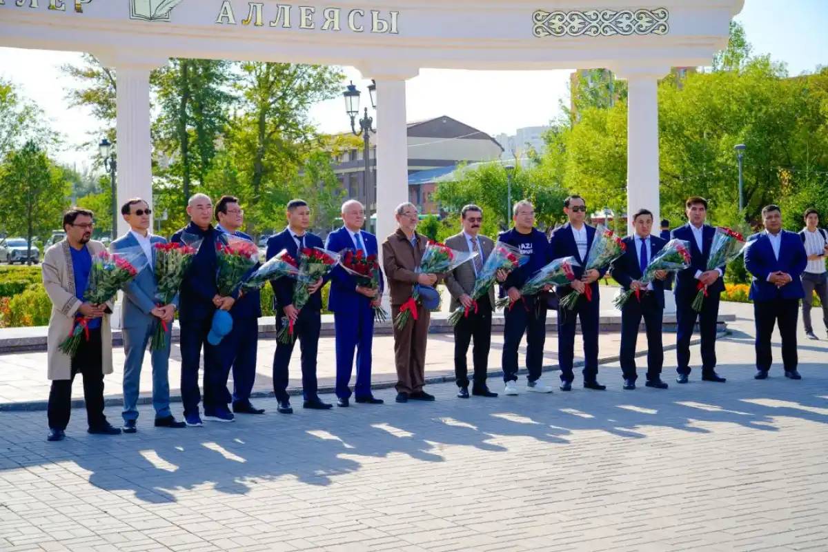 Астанада «Алаш қайраткерлері» ескерткішіне гүл шоқтары қойылды