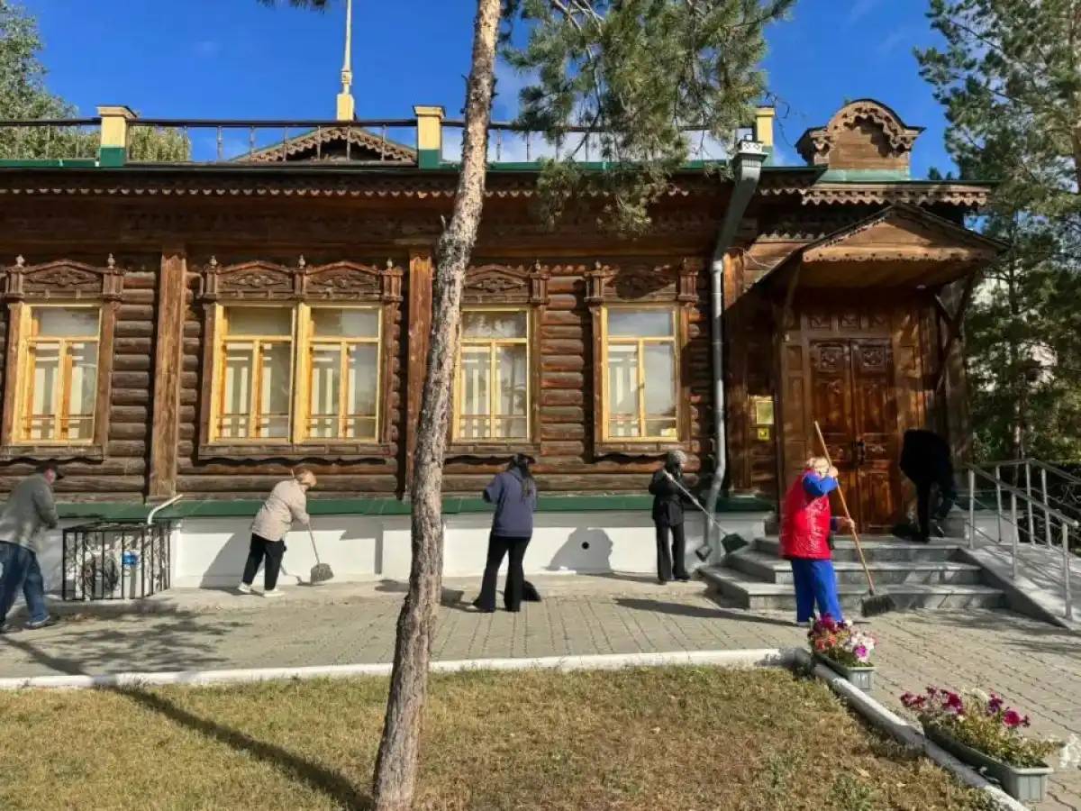 Астанада Сәкен Сейфуллин музейінің қызметкерлері тазалық акциясын өткізді