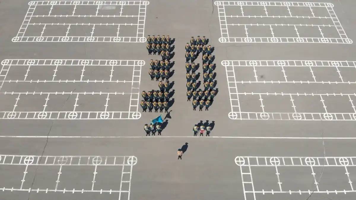 Ұлттық ұланның әскери қызметшілері «30» санын бейнелеп сап түзеді