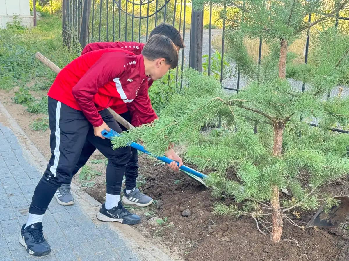 Астанада жас футболшылар «Таза Қазақстан» акциясы аясында ағаш отырғызуға қатысты