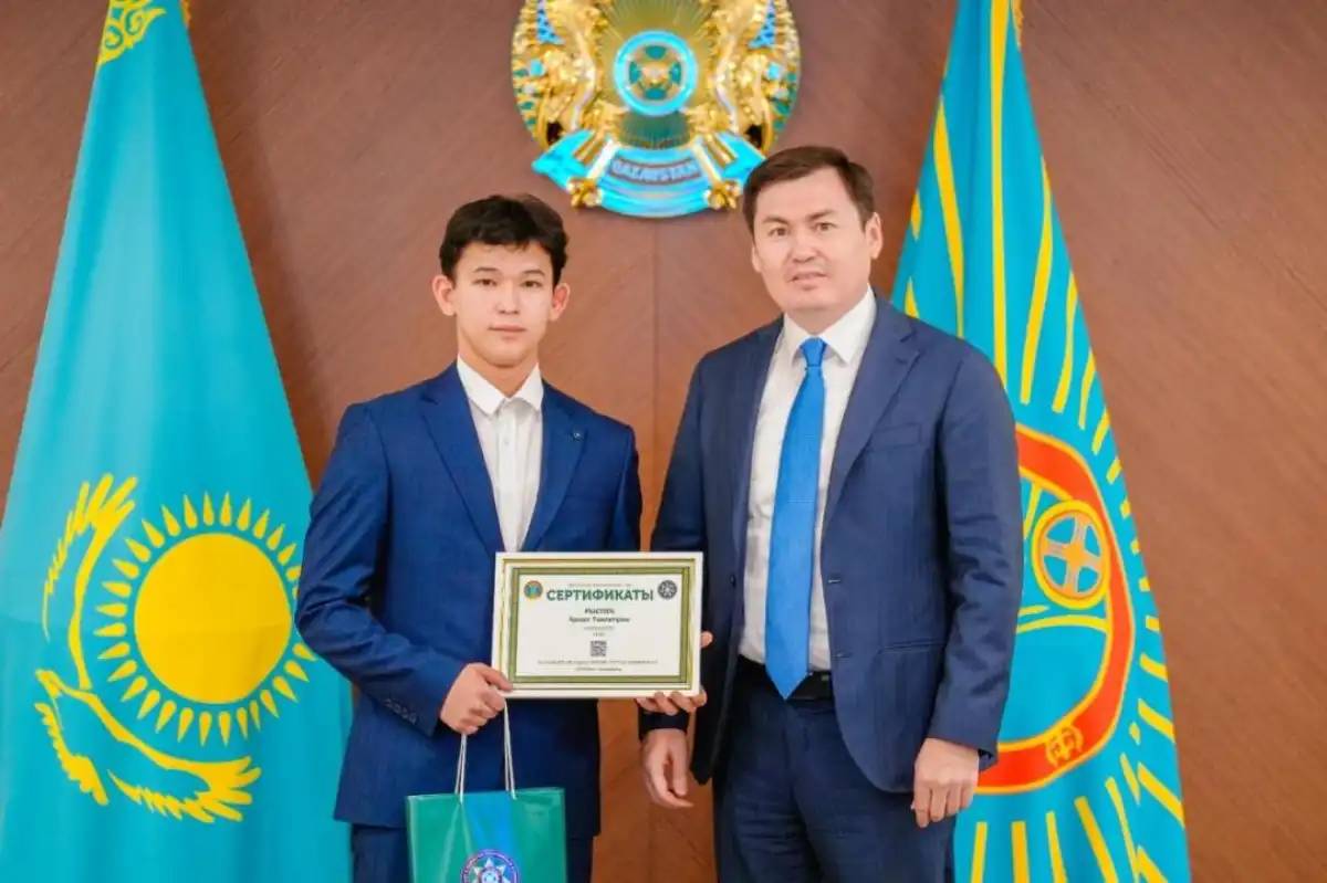 Астанада мерзімді әскери қызметін аяқтаған сарбаздарға білім гранты табысталды