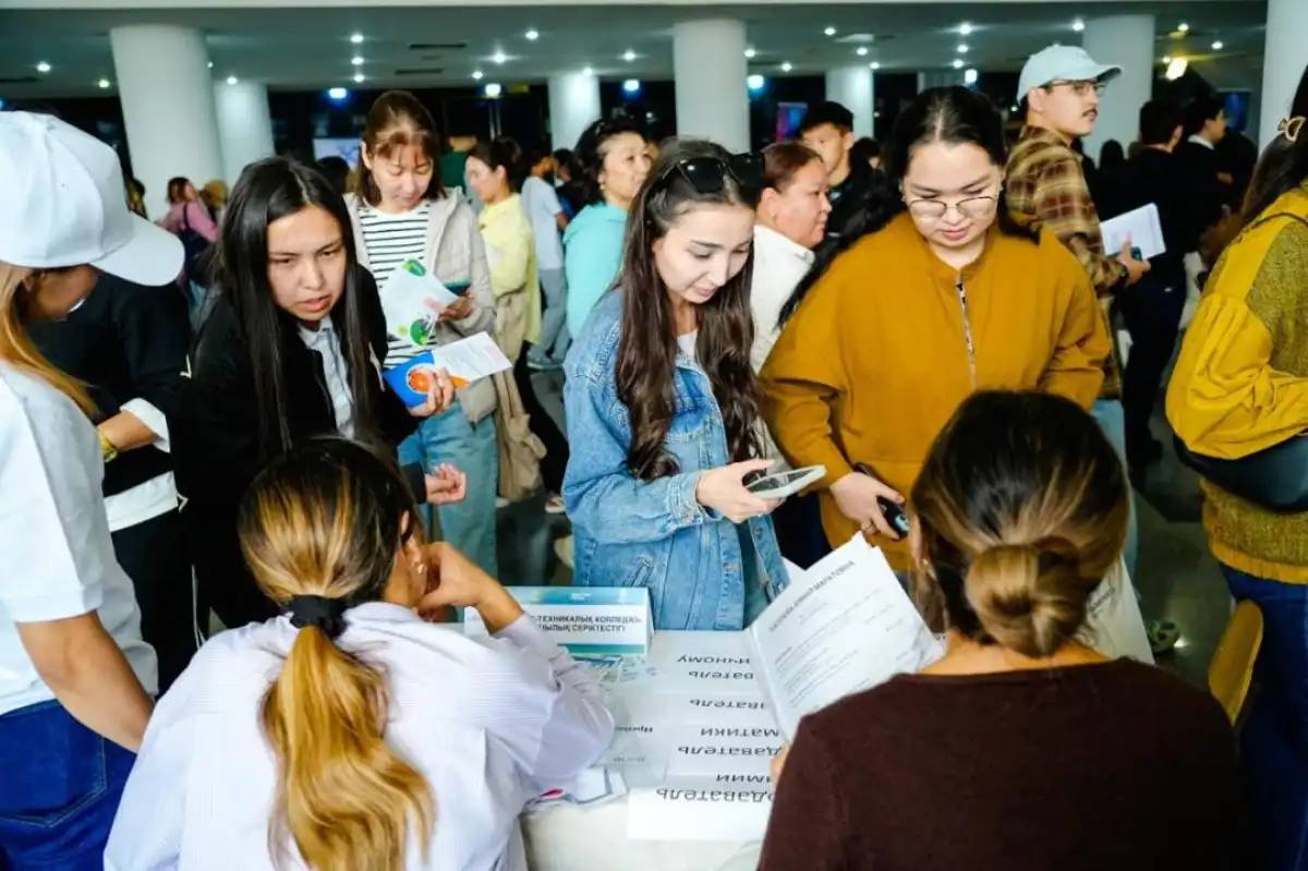«Жастарға жұмыс»: Астанада өткен жәрмеңкеде 1000-нан астам бос орын ұсынылды