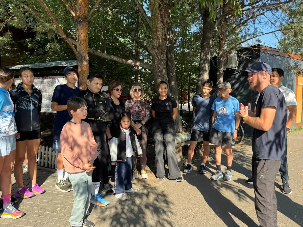 «Таза Қазақстан»: елордалық спортшылар шаңғы-роллер жолы аумағын тазартты