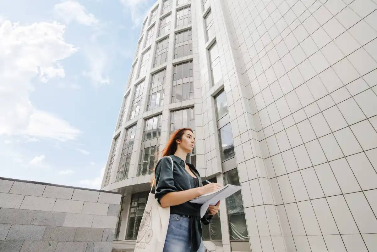 Назарбаев университетінің студенті жатақхананың 12-қабатынан құлап, көз жұмды