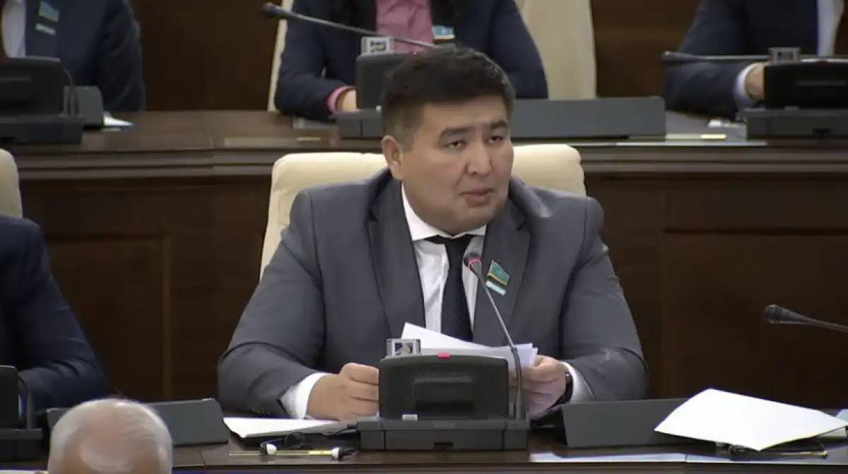 «Мектептерде смартфон пайдалануды шектеу қажет»: Елнұр Бейсенбаев ұсыныс айтты