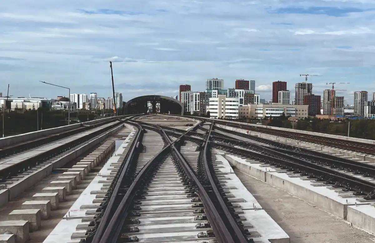 Астанада LRT негізгі желісінде рельстерді төсеу жұмыстары аяқталды