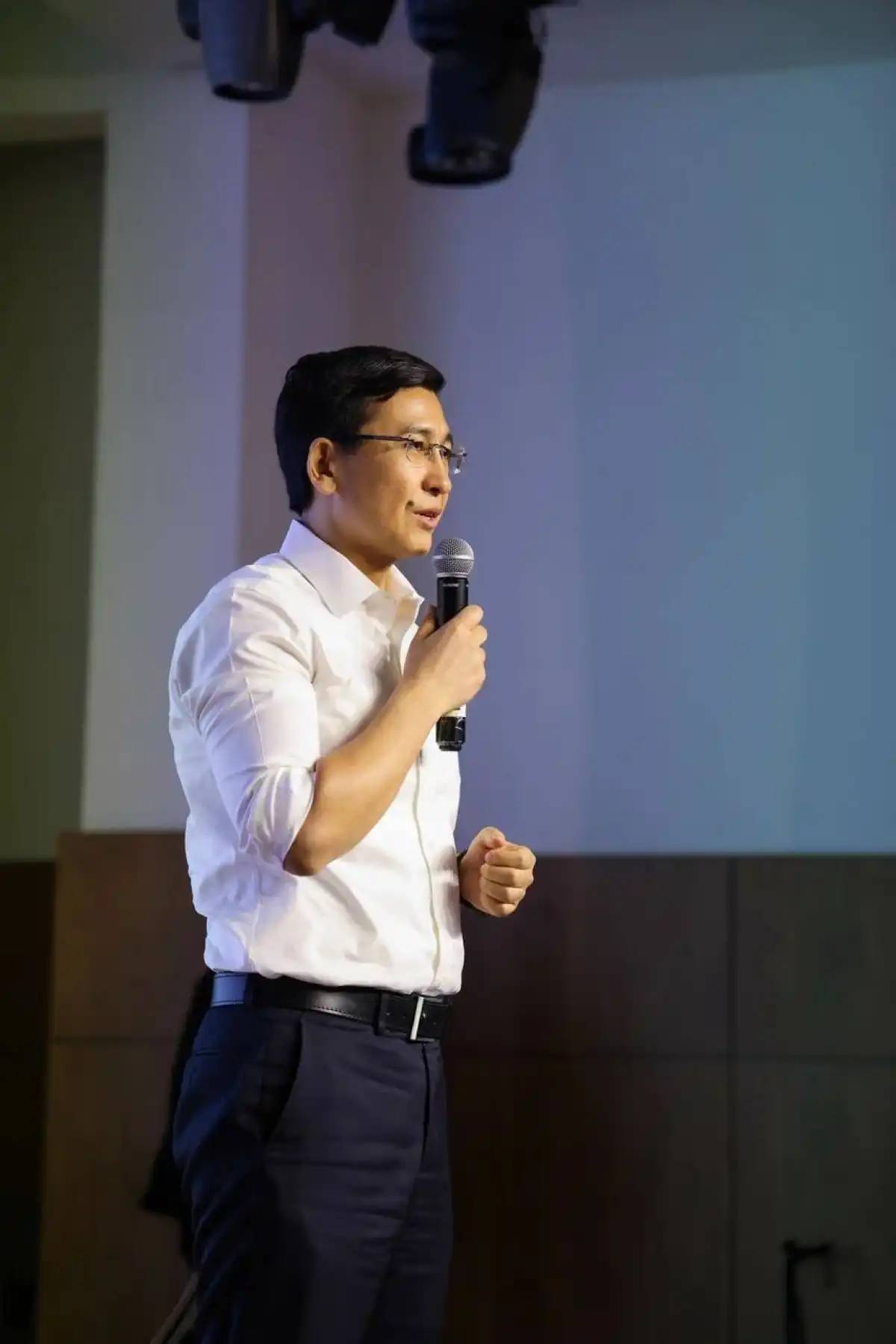 Асхат Аймағамбетов сүйінші сұрады