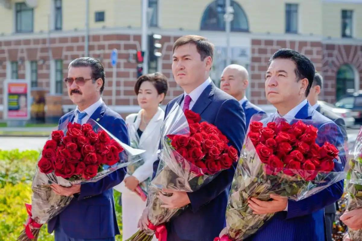 Астанада Абай ескерткішіне гүл шоқтарын қою рәсімі өтті