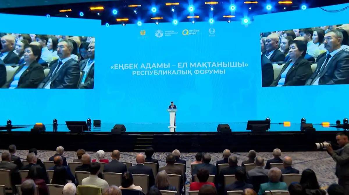 Олжас Бектенов жұмысшы мамандықтар өкілдерін марапаттады