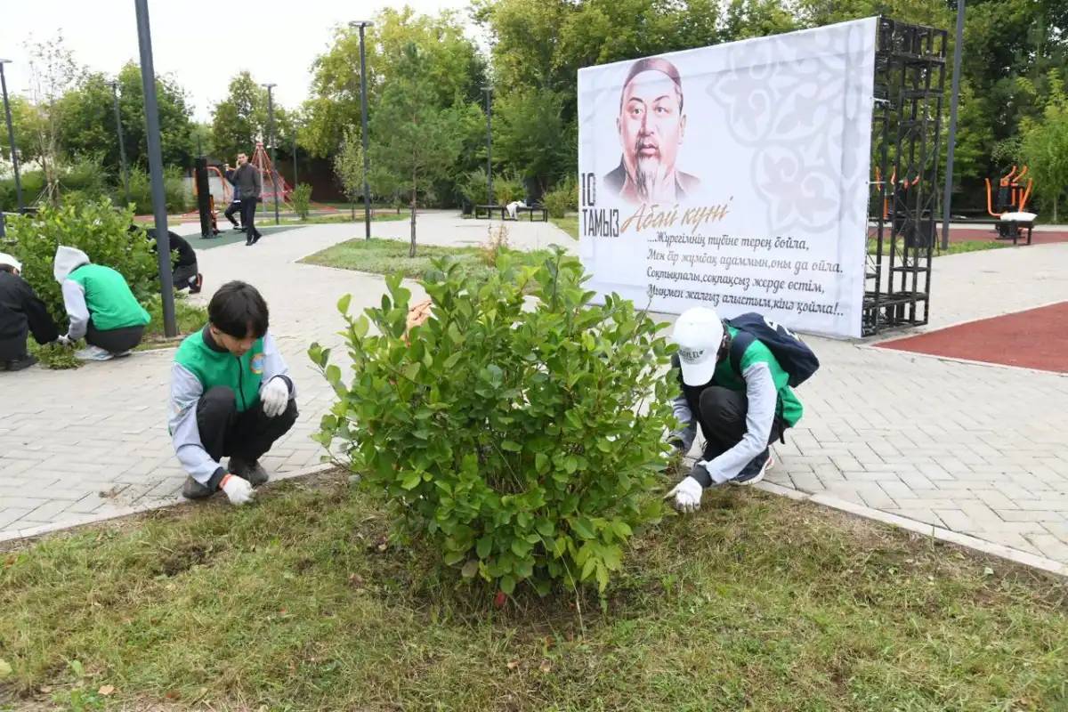 Абайдың 180 жылдығы: елордадағы Абай гүлзарында экологиялық және мәдени акция ұйымдастырылды