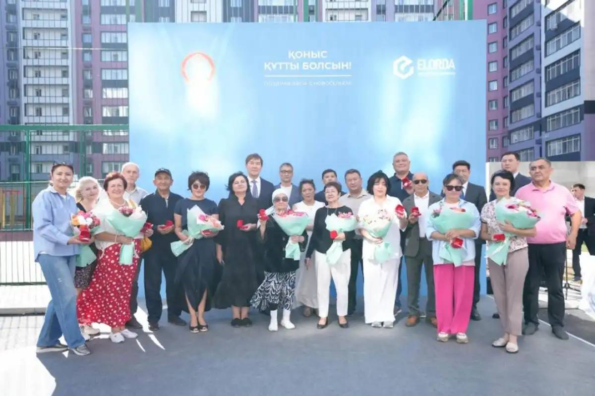 Елордада 200-ге жуық үлескер пәтер кілтін алды