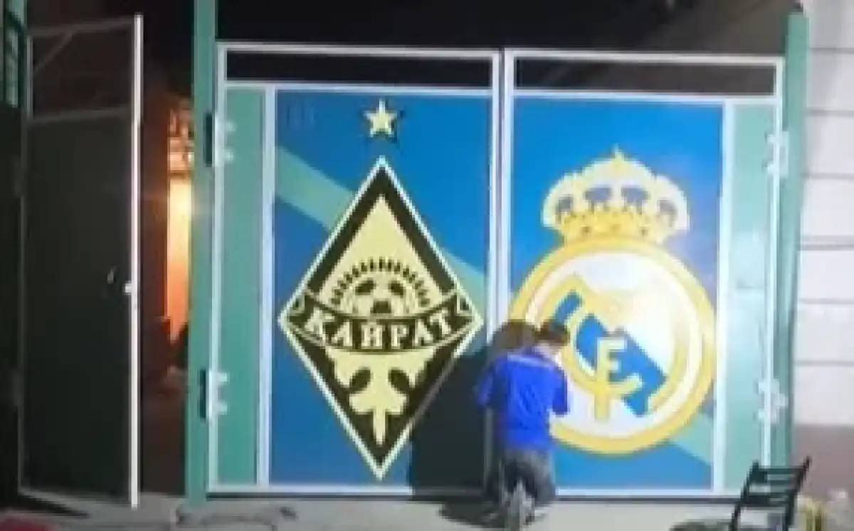 «Қайрат» – «Реал Мадрид»: футбол жанкүйері үйінің қақпасын қос команданың логотипімен безендірді