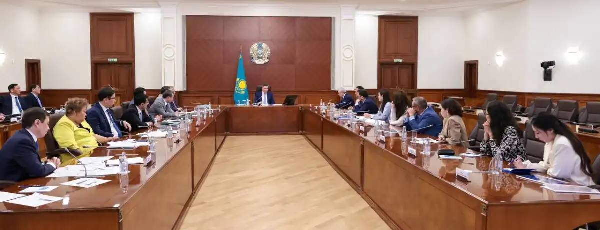 Олжас Бектенов сарапшылармен экономиканың даму мәселелерін талқылады