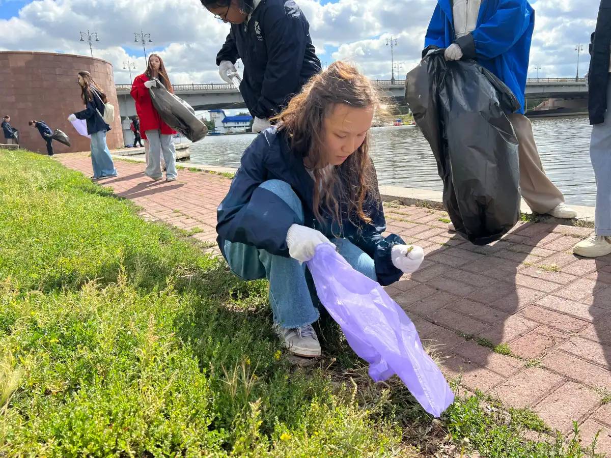 Астаналық еріктілер Есіл жағалауын қоқыстан тазартты