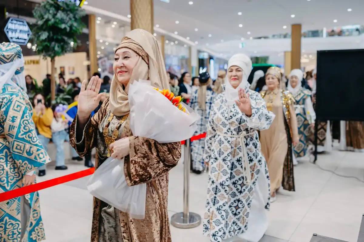 Париж және Милан сән апталығында қазақ әжелері «Ақ маржан» топтамасын ұсынады