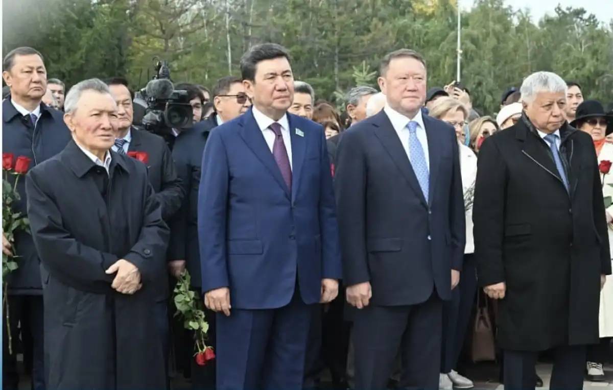 Ерлан Қошанов Міржақып Дулатұлына арналған ескерткіштің ашылуына қатысты