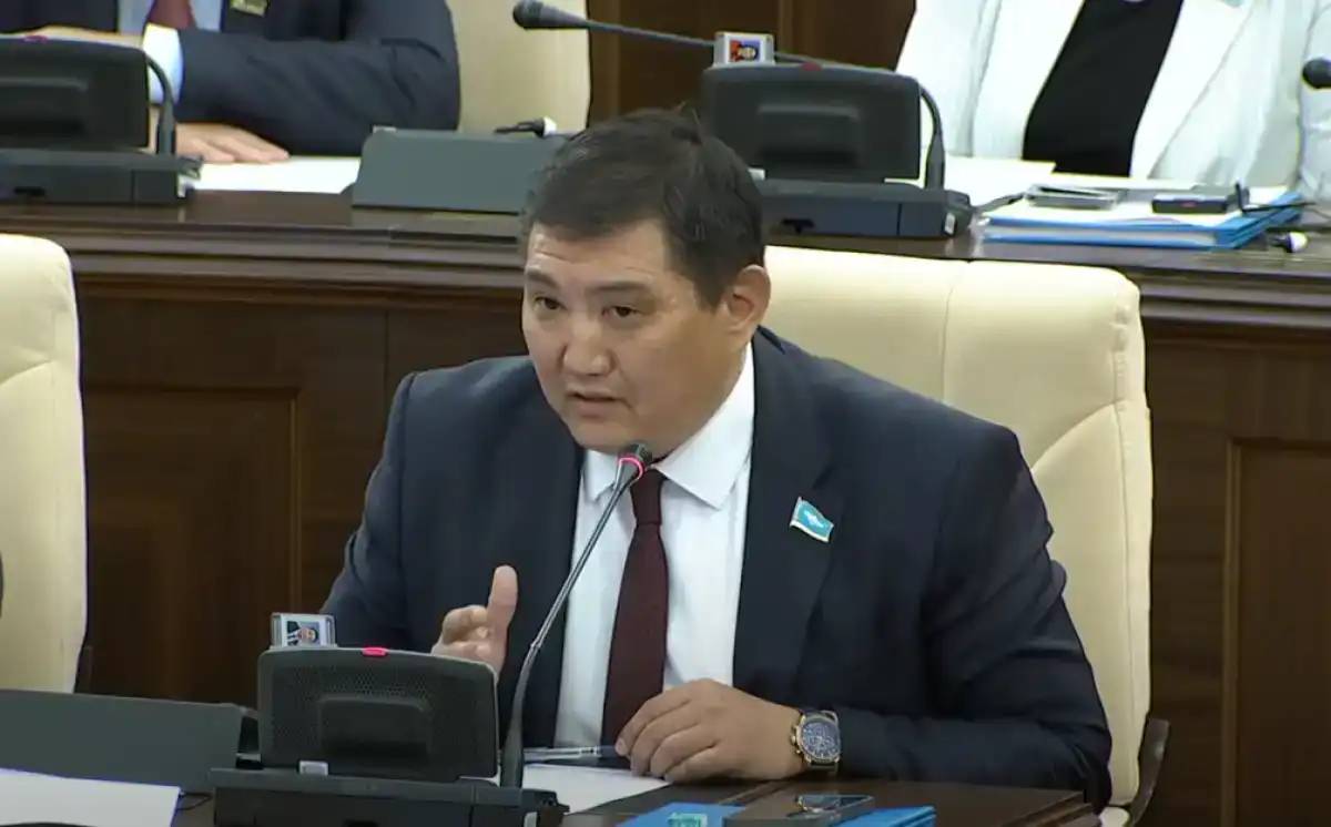 «Соңғы сөз халықта»: депутат Бақытжан Базарбек қай партияға баратынын айтты