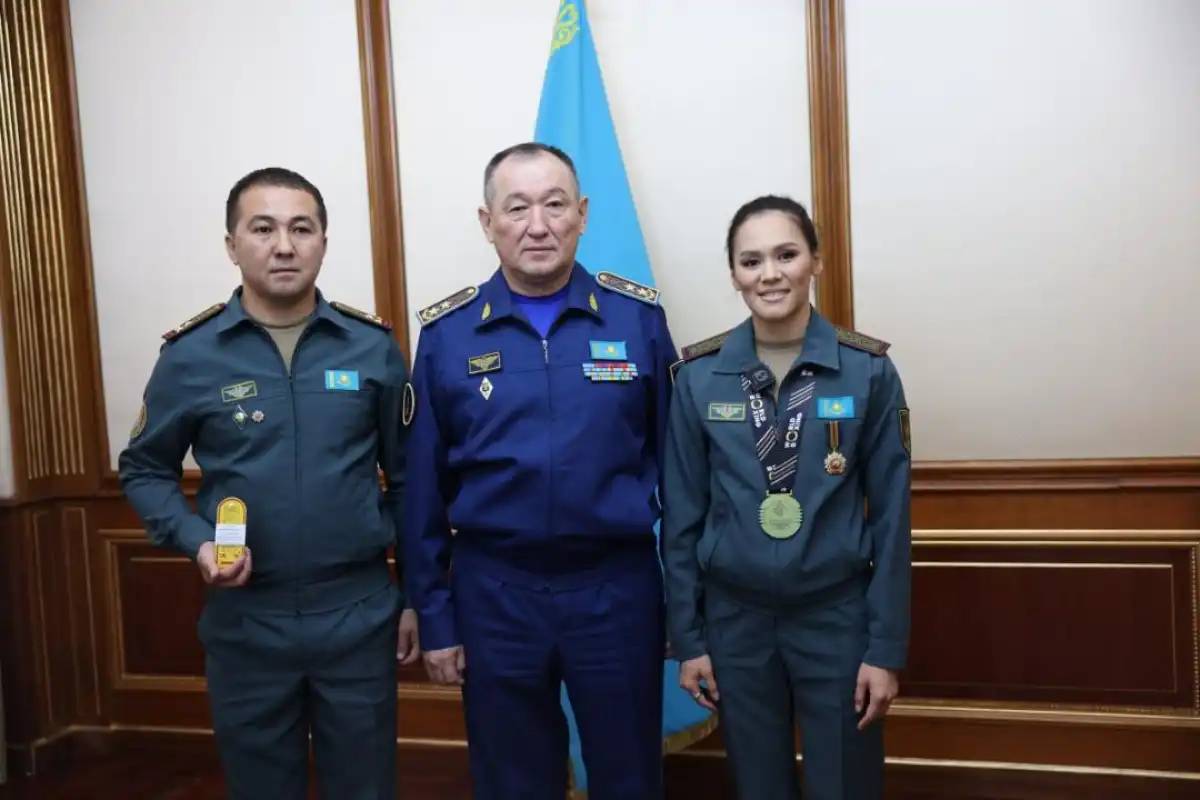 Қорғаныс министрі боксшы Алуа Балқыбекованы медальмен марапаттады