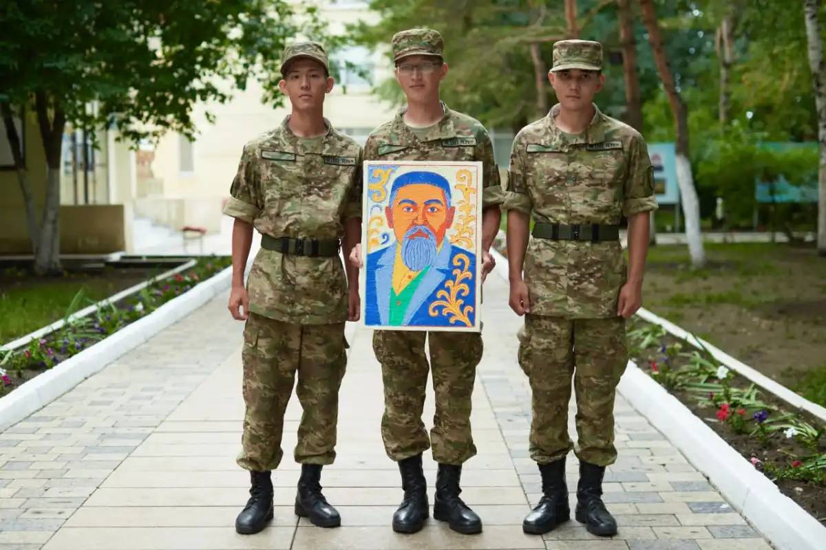 Ұлттық ұлан сарбазы ұлы Абайдың портретін ерекше тәсілмен бейнеледі