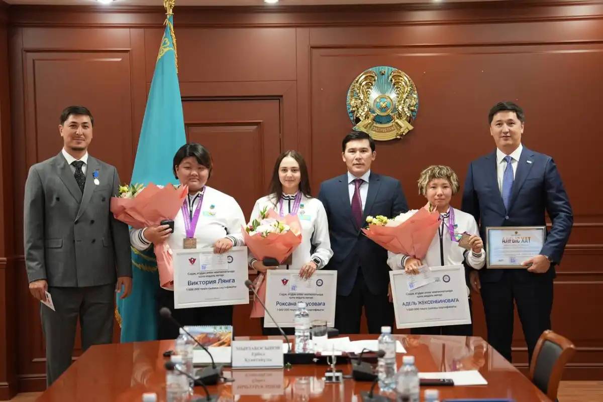 Министр садақ атудан тарихи медаль жеңіп алған спортшылармен кездесті
