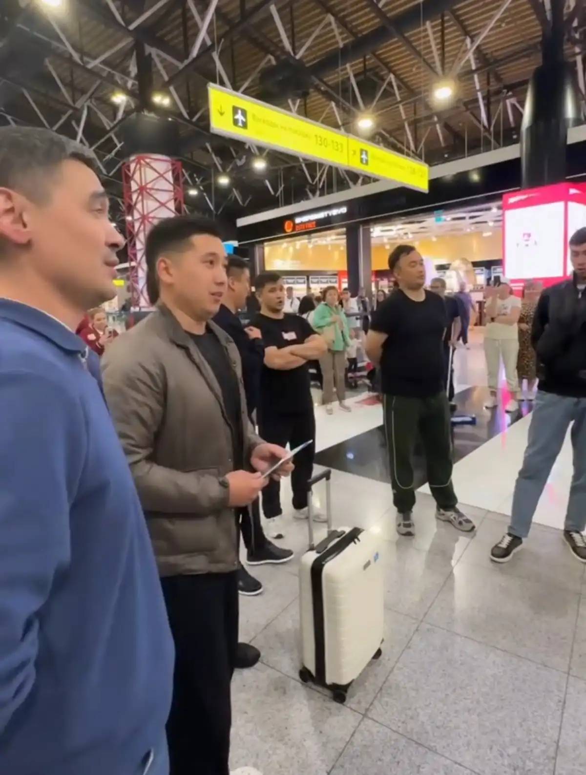 Ұлттық ұланның ерлер хоры Шереметьевода Абайдың әнін шырқады