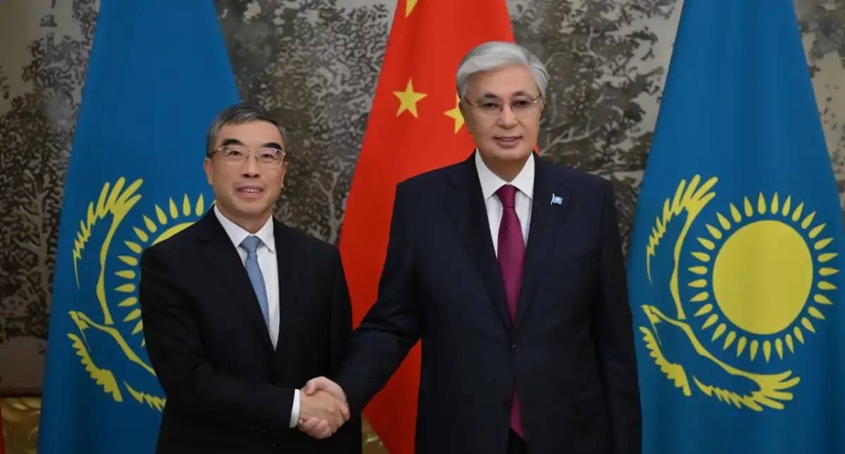 Президент Huawei компаниясы директорлар кеңесінің төрағасын қабылдады