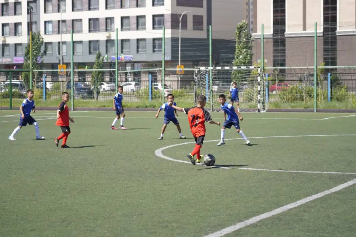 FIFA Қазақстанда 100 шағын футбол алаңын салады