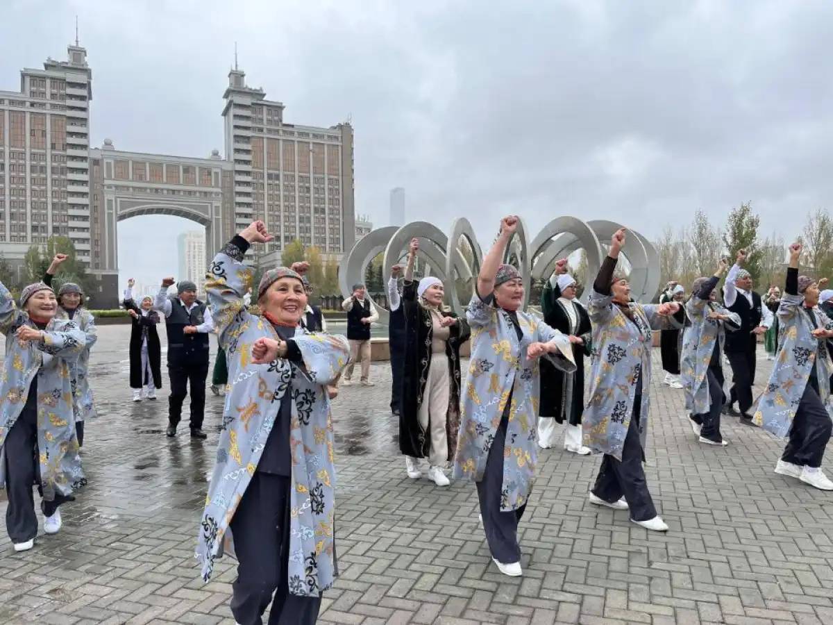 Елордалық зейнеткерлер қазақ биінен ерекше флэшмоб өткізді