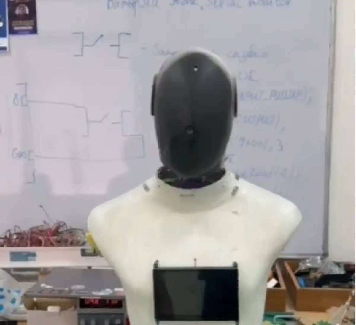 Астаналық мектепте адамға ұқсас робот құрастырып шығарылды (ВИДЕО)