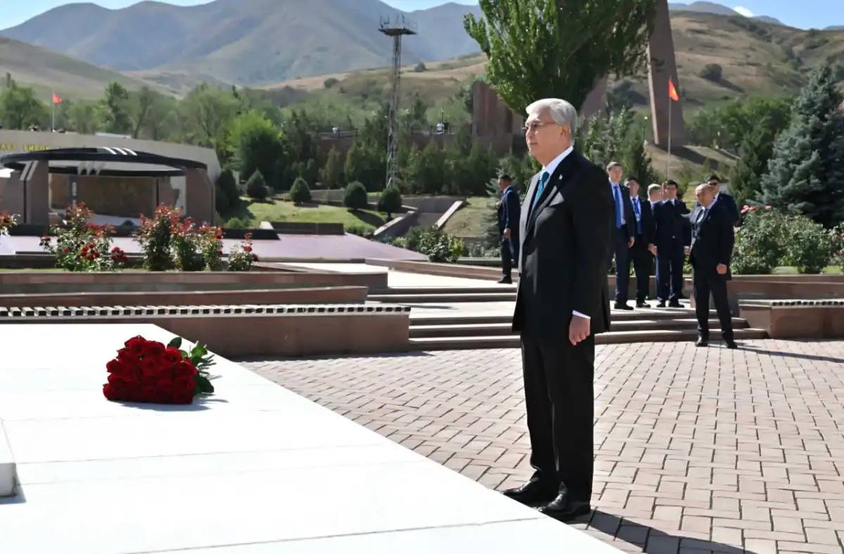 Президент қырғыз жазушысы Шыңғыс Айтматовтың бейітіне зиярат етті