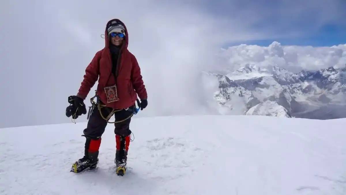 «Анамның тірі екеніне сенемін»: Қырғызстан тауында қалып қойған альпинистің ұлы мәлімдеме жасады