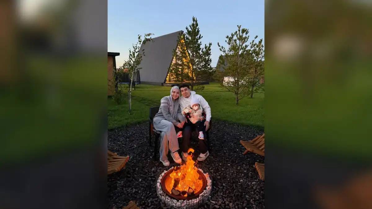 Фариза Төреәлі баласын алғаш рет көпшілікке көрсетті